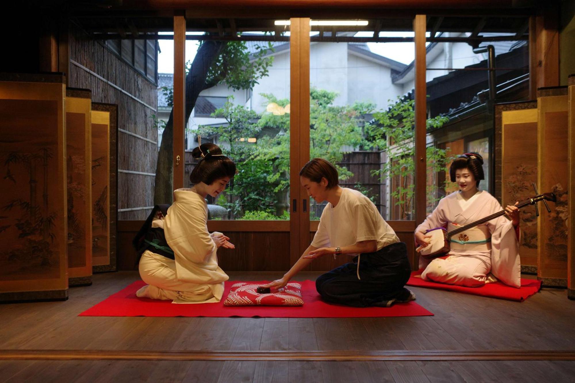 Hyatt Centric Kanazawa Exterior photo A scene from a traditional Japanese shamisen performance